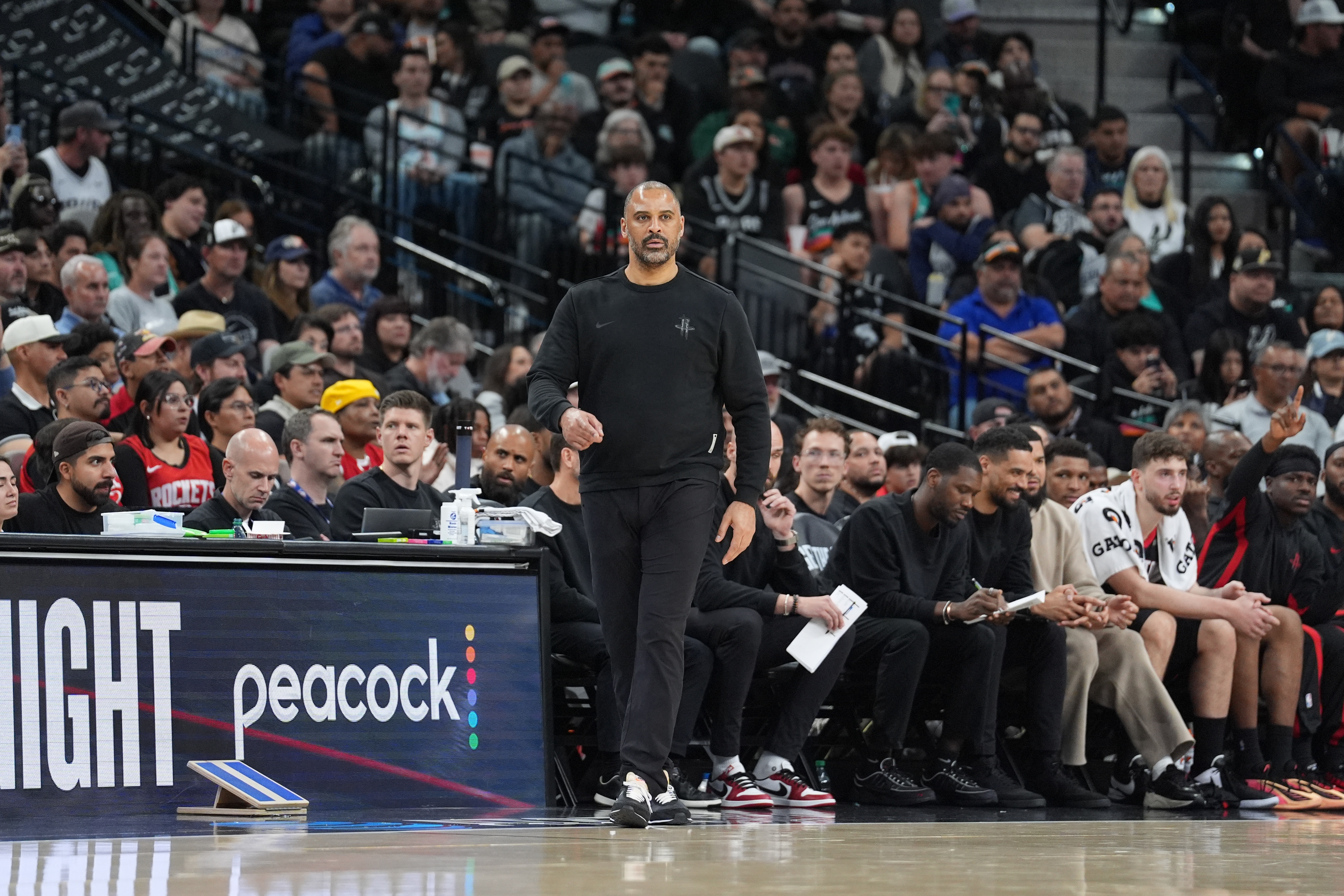 乐鱼体育APP-解说：火箭外线没有三分威胁牵制 空间问题又一次导致失利